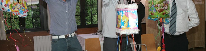 Piñata para los niños asistentes al banquete